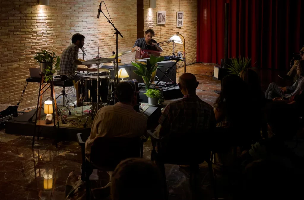 Photographing the “Autumn Haiku” concert by Jesús Victoria and Hermes Alcaraz