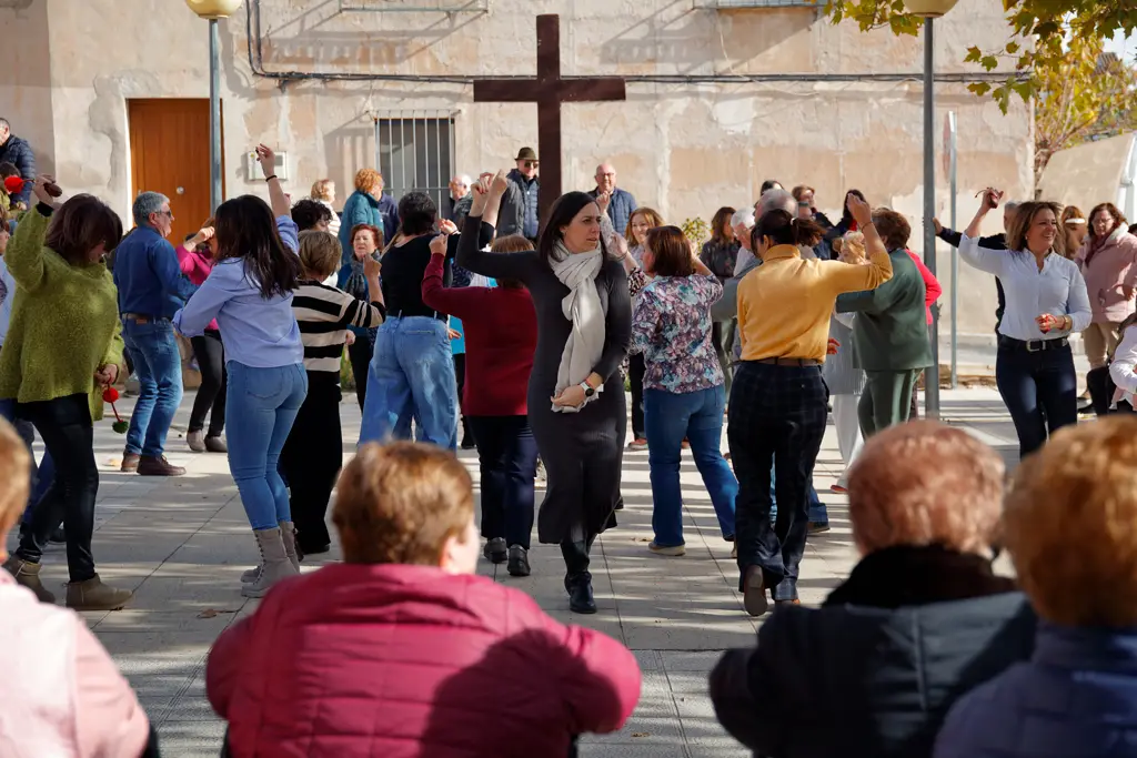 Neighbours dancing in the Plaza de la Cruz