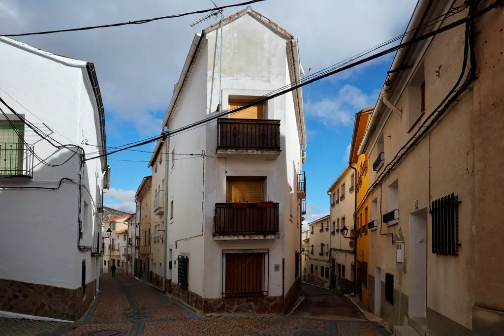 All kinds of cables that obscure the view All kinds of cables that obscure the view