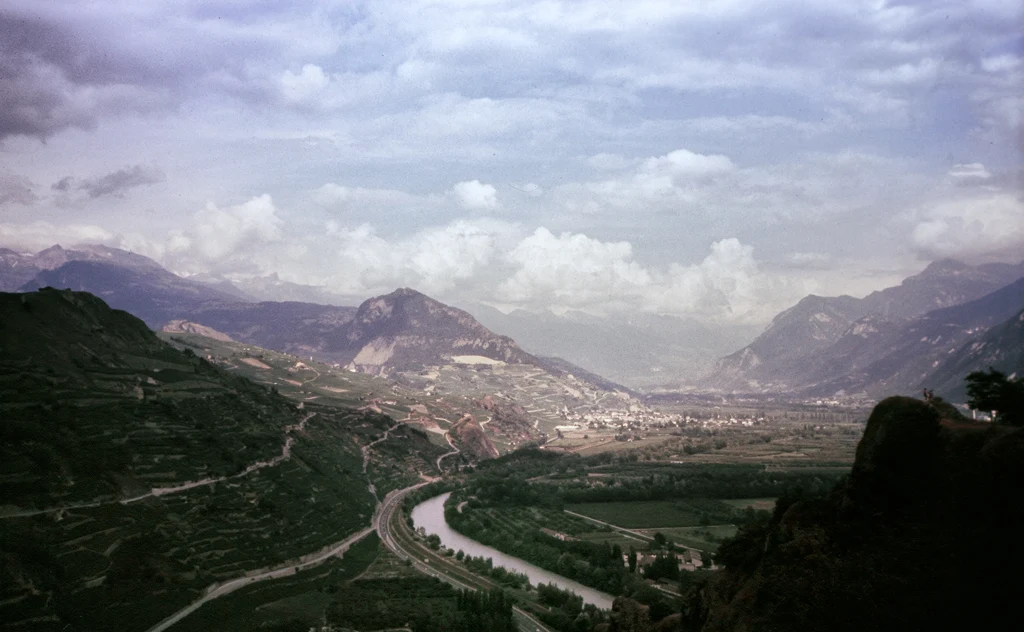 On the way back to Haute Nendaz, with Chamoson in the background - Switzerland (1983) On the way back to Haute Nendaz, with Chamoson in the background - Switzerland (1983)