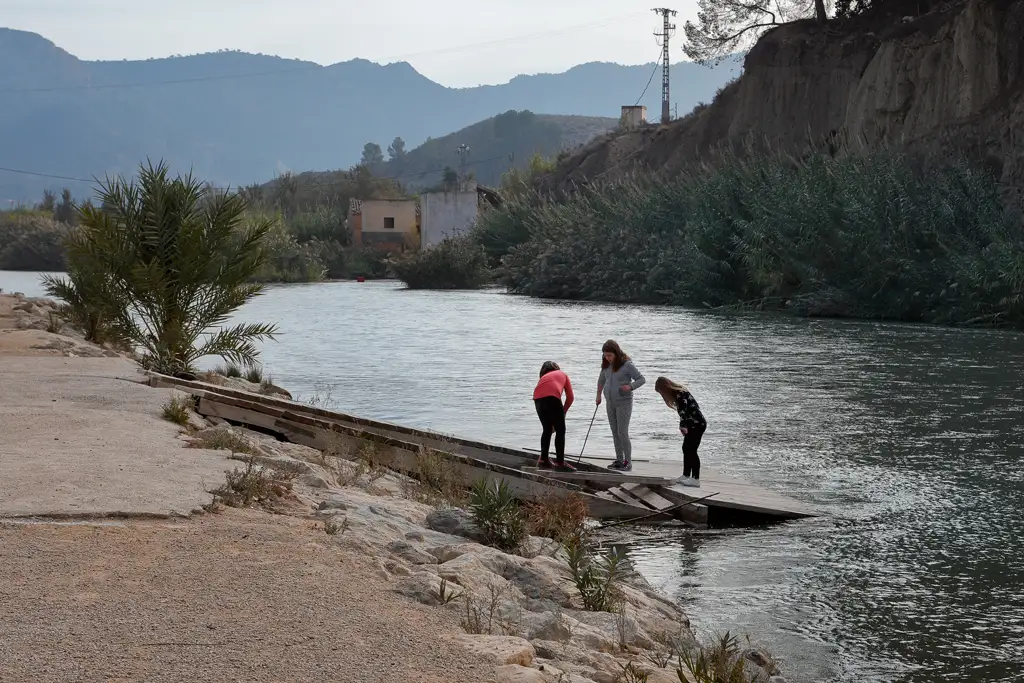 Three girls are playing along the Segura River in Blanca
